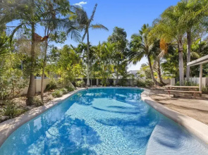 Stylish Townhouse, private courtyard walk to beach
