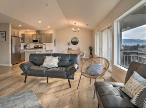 Chic Chelan Condo w/ Balcony, Walk to Lake & Dtwn!