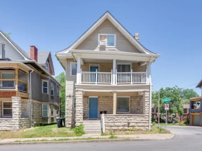 Luxurious 2BR Kansas City Condo Near Downtown