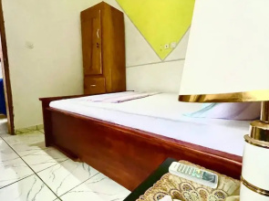 1 Bed Studio Sleeps 2 - Wifi, Balcony, Parking