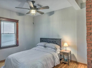 < 3 Mi to Dtwn: Cleveland Apt w/ Deck & Wet Bar