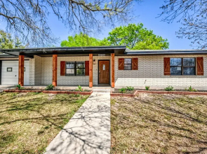 Modern Luxurious Home Near Main W/hot Tub-firepit!