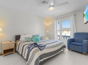 21591/3 Waterfront Duplex With Pool And Spa - Manor 4 Bedroom Home