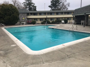 Econo Lodge Inn & Suites Central