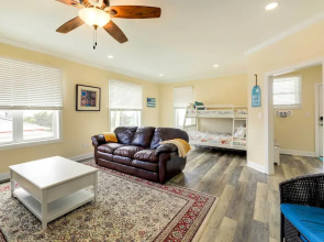 Emerald Isle Vacation Home: Walk to Beach!