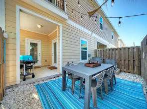 Sleeps 23, 2 Beachside Homes Resort Pool, Walk to the Beach, Balcony + Yard