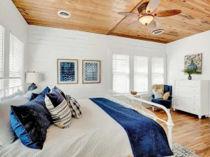Luxury Near Main With Hot Tub