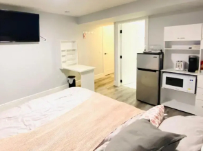 Cozy basement suite-溫馨小屋 designated parking