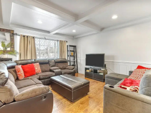 Fully Updated 3 BDR Seaside Home Minutes to Beach!