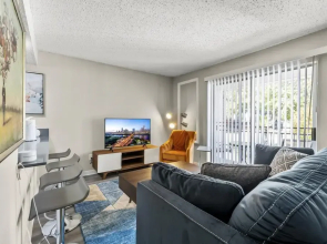 Fun Sola 1BR King Suite Close to DT w Pool