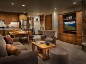 Slopeside 3 Bedroom Platinum-rated Residence at Golden Peak, Steps to Vail Village