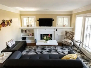 Updated 2BR House in Glendale With Private Fenced Yard Parking p2