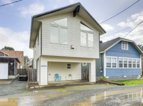 1 Block to Twin Rocks Beach: Pet-friendly Cottage