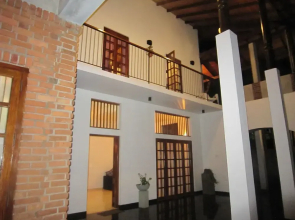 Ceylon Hostel - Colombo Int Airport