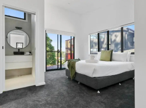 The Lake House and Apartment Merimbula