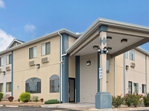 Travelodge by Wyndham St. Louis