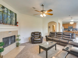 Pet-friendly Pearland Home ~ 21 Mi to Houston!