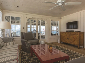 Aunt Pattie's Cottage by Youngs Suncoast