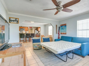 Convenient Galveston Home < 1 Mi to Beach!