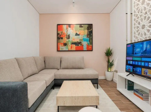 Trendy & Cozy 1 BR Apartment in Almughrizat