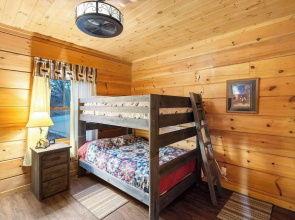Teals Treasure Secluded Lakeside Cabin for 8!