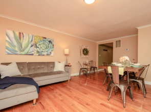 New! 3-story Townhome - Private & Sanitized, Self Checkin. Quiet and Safe Neighborhood. Discounted During Pandemic. Pet Friendly! Super-host Support