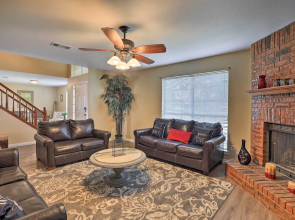16 Mi to Dtwn Dallas: Spacious Home w/ Yard!