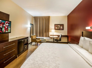 Red Roof Inn PLUS+ Long Island - Garden City