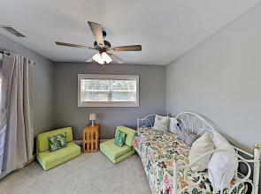Deluxe Getaway: Big Corner Lot, Great Locale! 3 Bedroom Home