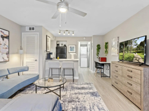 Cozy Chic Studio Close to Downtown and Domain