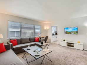 Walk to Beach - King Apt In 1 Area - AC