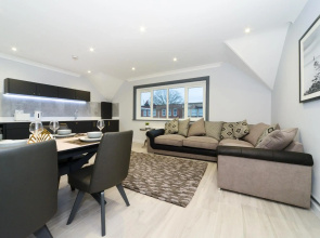 Amazing Apartment near Bournemouth, Poole & Sandbanks - WiFi & Netflix - Newly Renovated! Great Location!