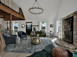 Stunning Home on Wine Trail W/hot-tub!