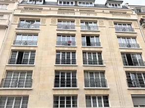 Apartment for 4 Persons View on the Eiffel Tower