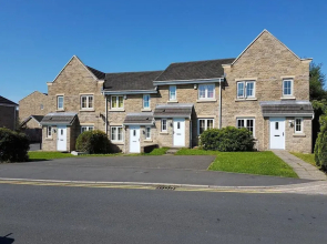 Burnley Entire House 4-bedrooms-sleeps 6-driveway