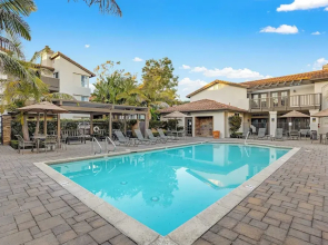 Walk to Beach Pool, Hot Tub, Private Patio, Parking Seabreeze Retreat