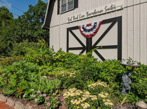 2 bdr Suite Right on Lake Tablerock Near Big Cedar Lodge Red Bud Cove