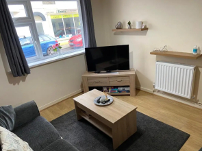 Cosy 3-Bedroom House, Stones Throw To Beach