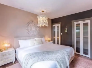Iconic 3BD Entire House in The Heart Of Pittsburg