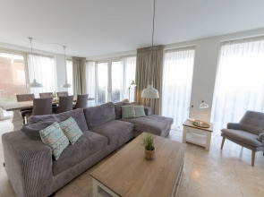 Coastlat 6 bed Apartment on Ground Floor Lobster