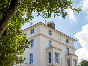 Bright Executive Apartment with Views of Solent