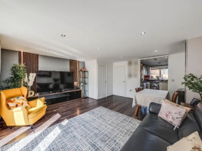 Dartford 3-bed House, Sleeps 7, 10 Mins to Station