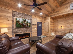 Hawkeye Ridge 3 Bedroom Cabin by RedAwning
