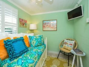 Cha Cha Cottage 301 23rd St 3 Bedroom Cottage by RedAwning