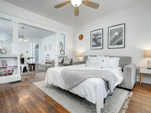 Spacious Duplex for 14 in Downtown