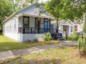 < 1 Mi to Everbank Stadium: Retreat w/ Yard!