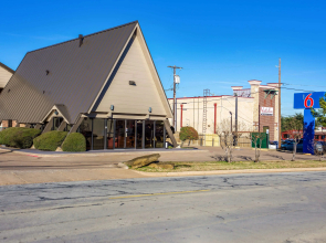 Motel 6 Arlington, TX - UTA