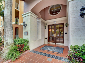 Renovated 2/2 Unit at Yacht Club/Aventura