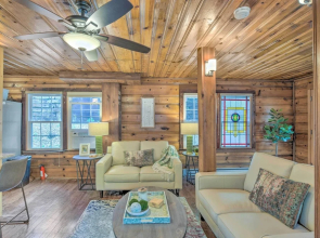 Screened Porch & Grill: Waterfront Landrum Cottage