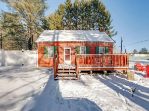 Easy Interstate Access: Original Poconos Log Cabin